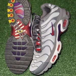Nike air max plus “ metallic platinum gym red gun-Smoke” size 10 **worn lightly*